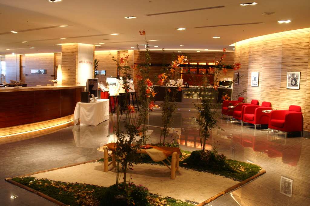 Lobby des Haneda Excel Hotel Tokyu mit Rezeption und Lounge-Bereich