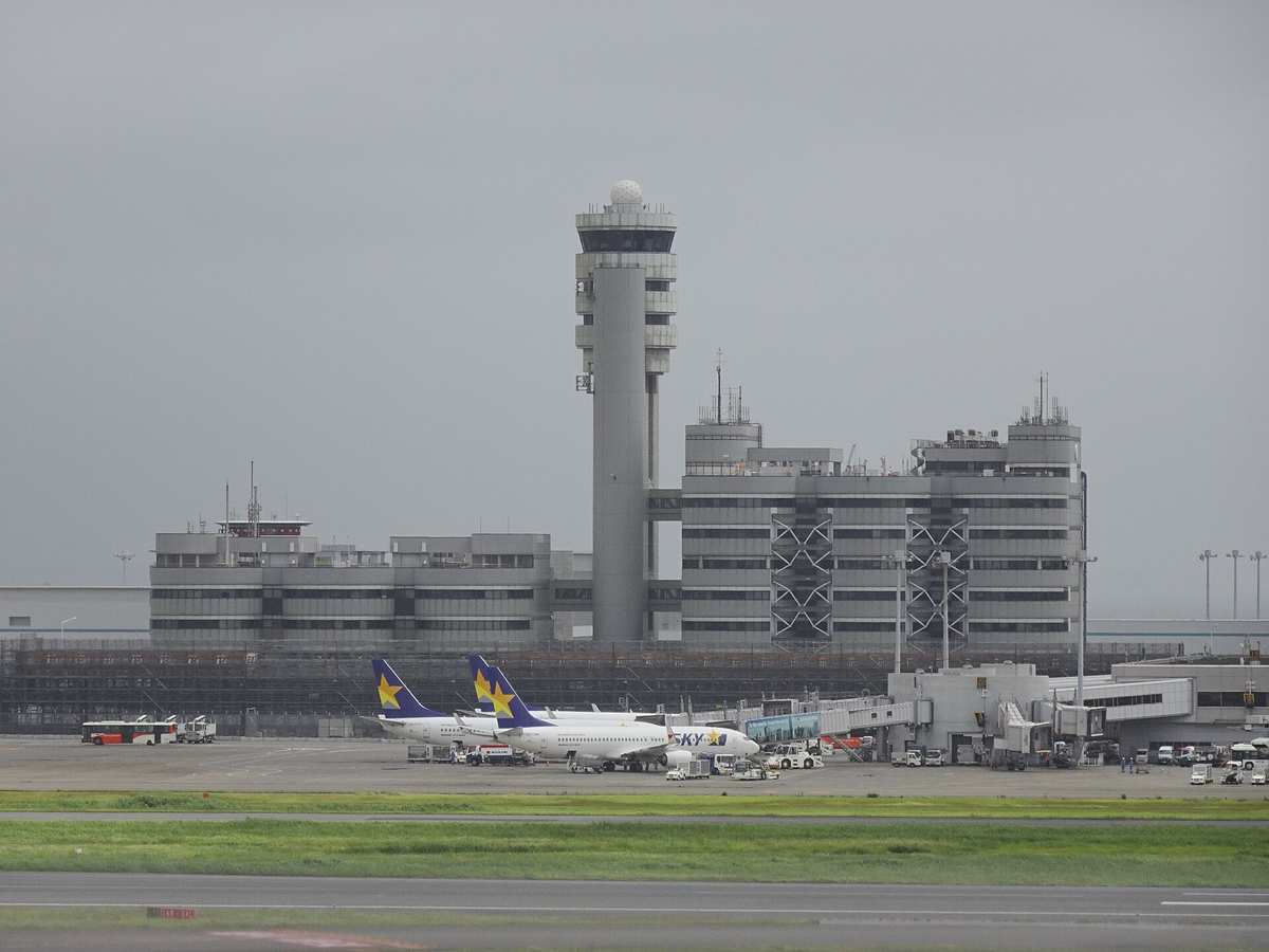 Kontrollturm und Terminal 3 des Flughafens Haneda mit geparkten Flugzeugen