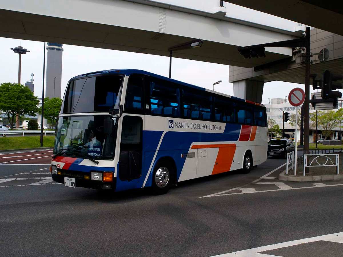Hotel-Shuttlebus des Narita Excel Hotel Tokyu am Flughafen Narita, im Hintergrund der Tower