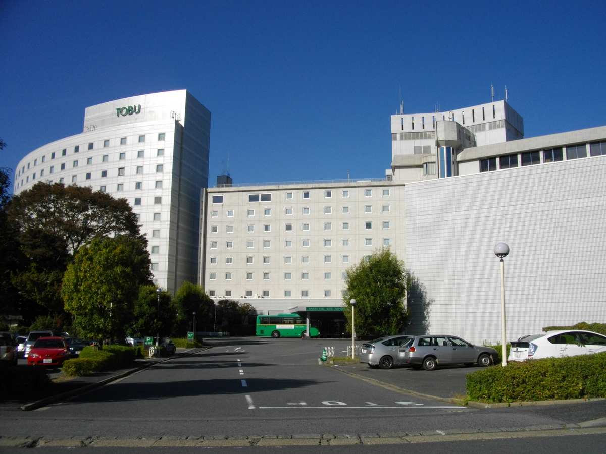 Außenansicht des Narita Tobu Hotel Airport mit TOBU-Schriftzug am Gebäude