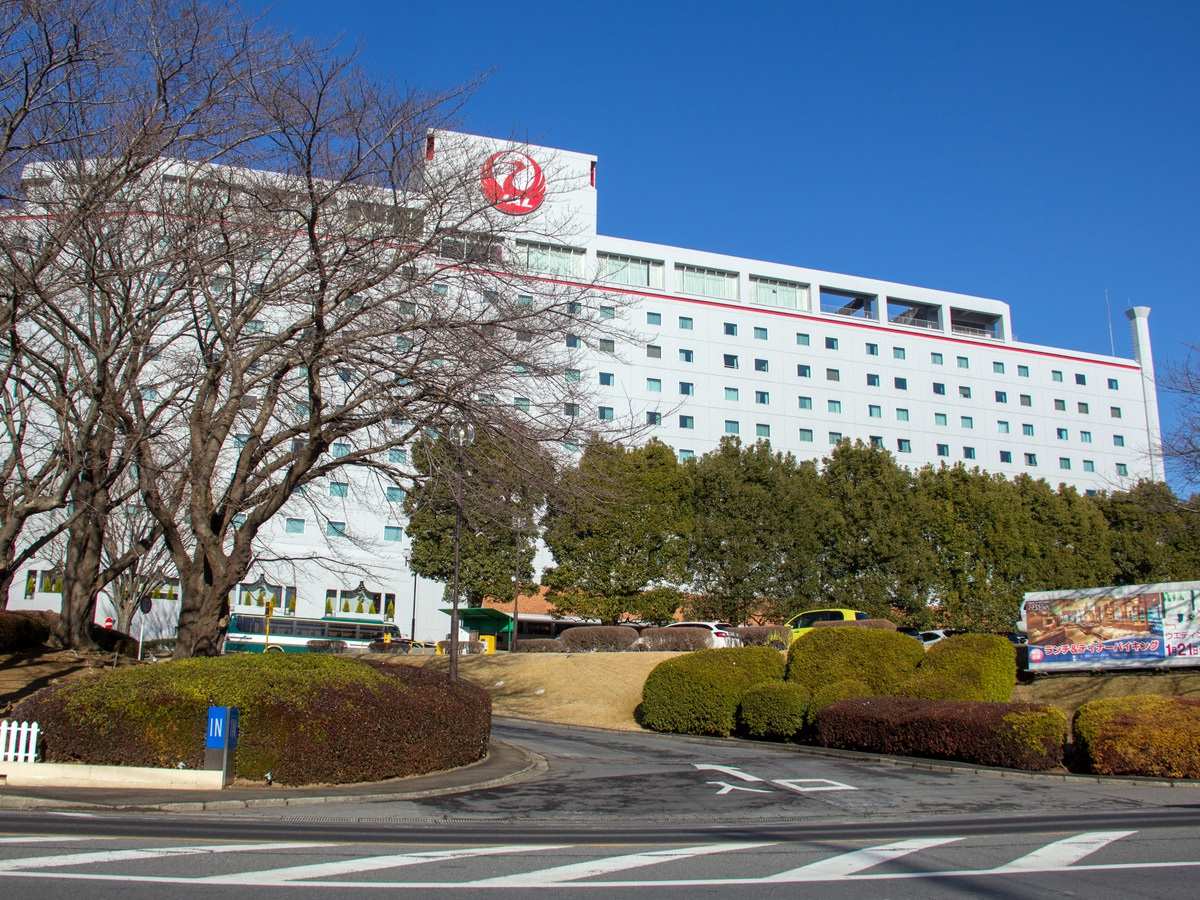 Hotel Nikko Narita: Hochhausfassade mit Kranich-Logo, Blick von der Zufahrt