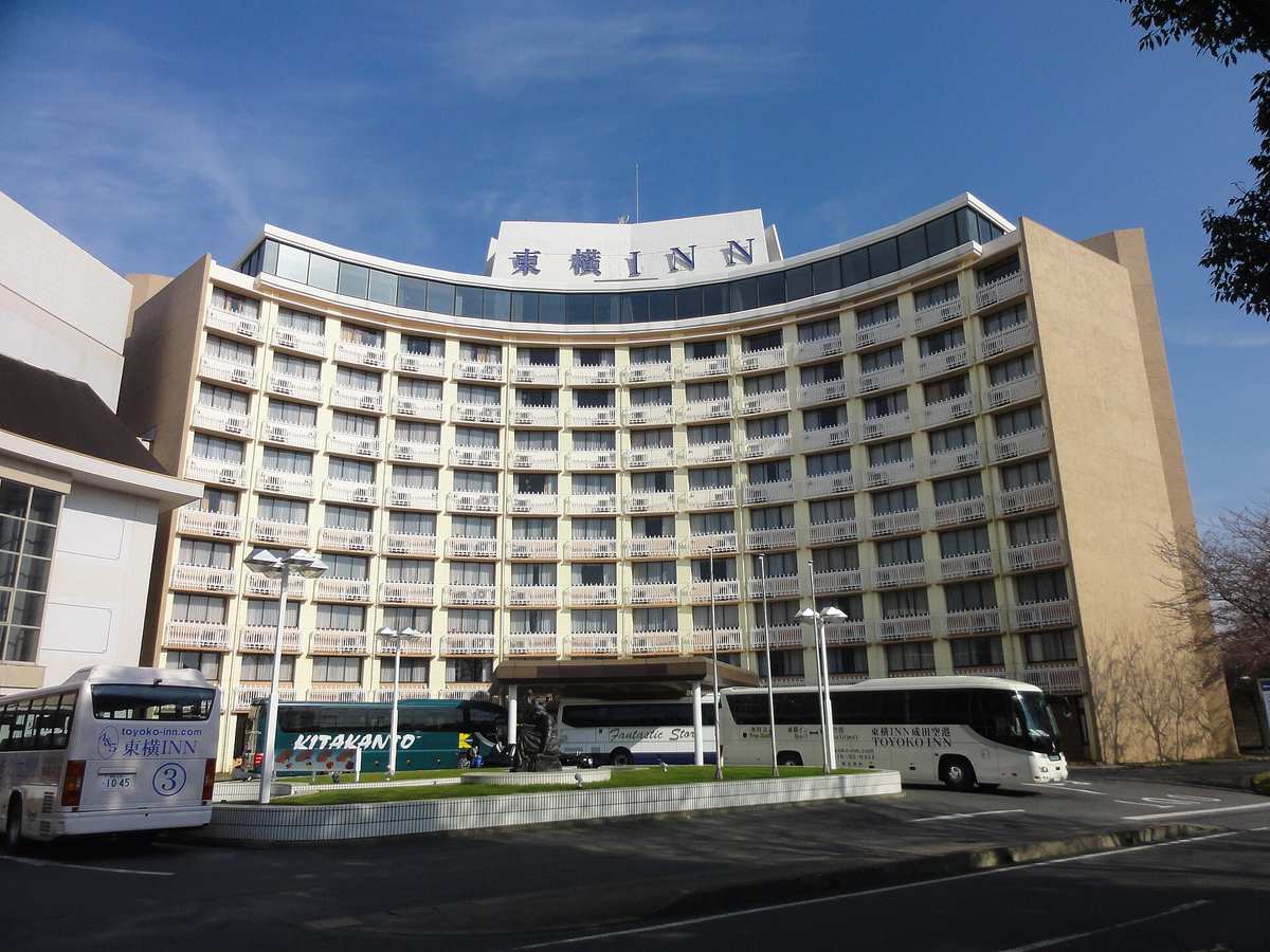 Toyoko Inn Narita Airport mit Reisebussen vor dem Eingang